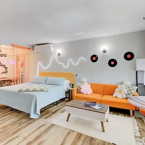  Appartamento The Moose #10 - Stylish Loft With King Bed, Free Parking & Wi-fi